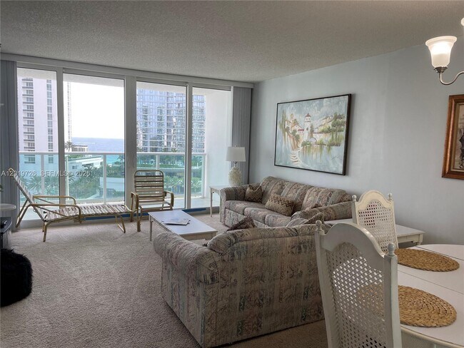 Building Photo - 100 Bayview Dr