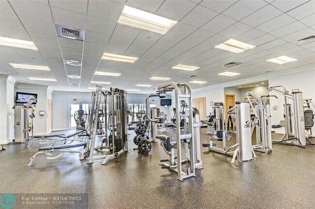 Building Photo - 2650 Lake Shore Dr