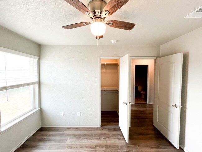 Building Photo - 1606 Risen Star Ln