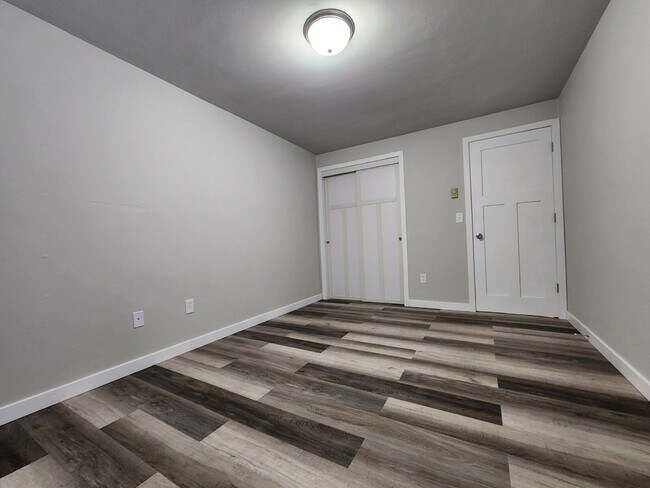 Building Photo - Updated Upper Level Apartment, Kaukauna