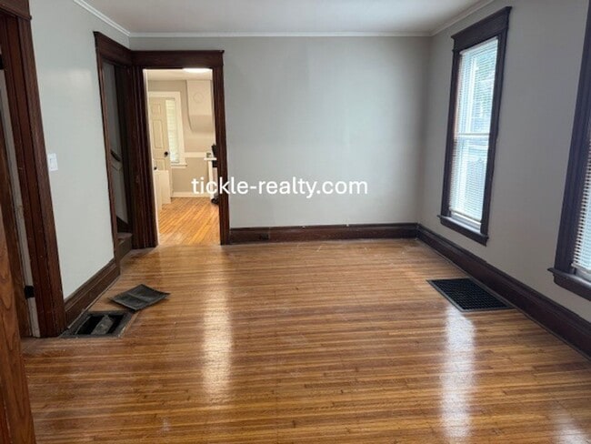 Building Photo - 4 Bedroom Park Ave House - 2 Full Baths, D...
