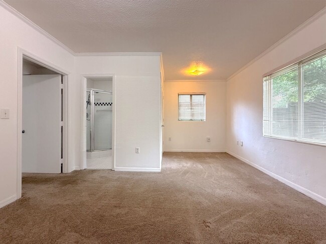 Building Photo - 2/2 Home in College Park with lots of char...