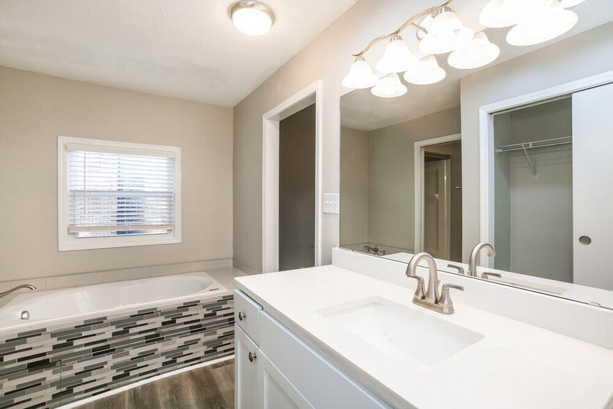 Building Photo - 705 Firethorn Cir