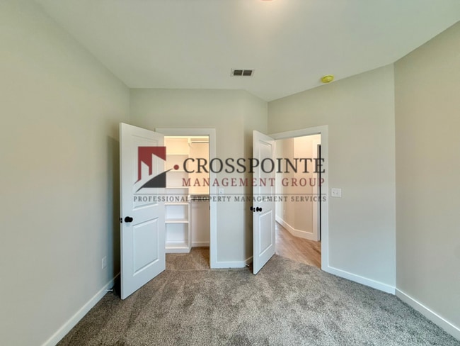 Building Photo - Stunning 3 bedroom 2 bathroom Home!