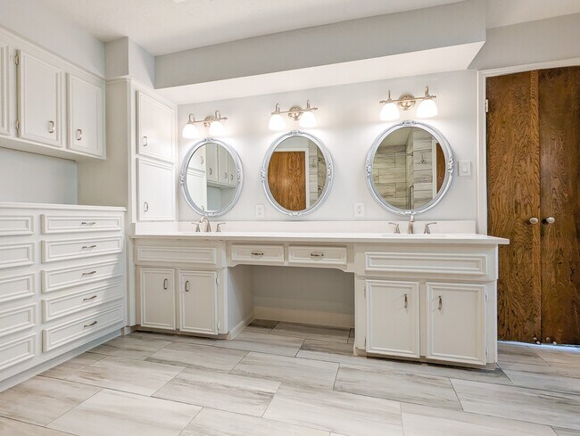 Building Photo - 2706 Oakmont Ln