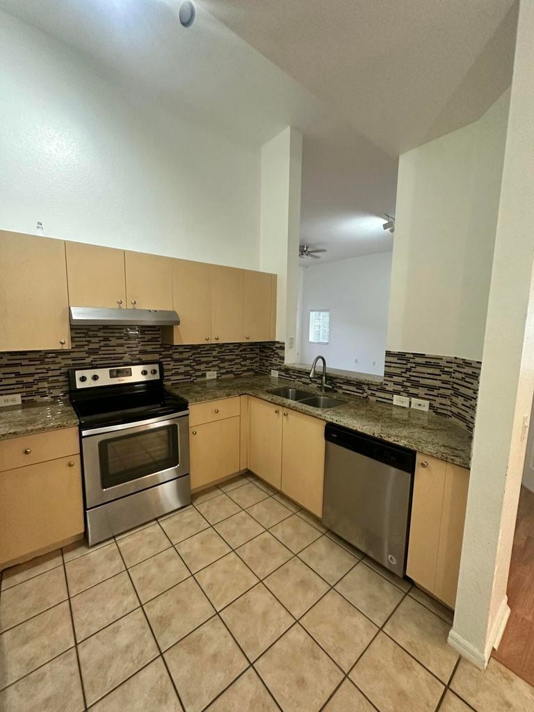 Building Photo - 220 Crestwood Cir