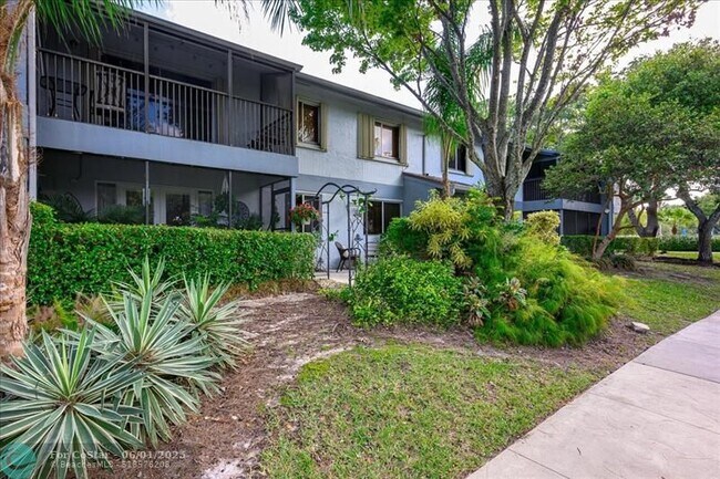 Building Photo - 2705 S Oakland Forest Dr