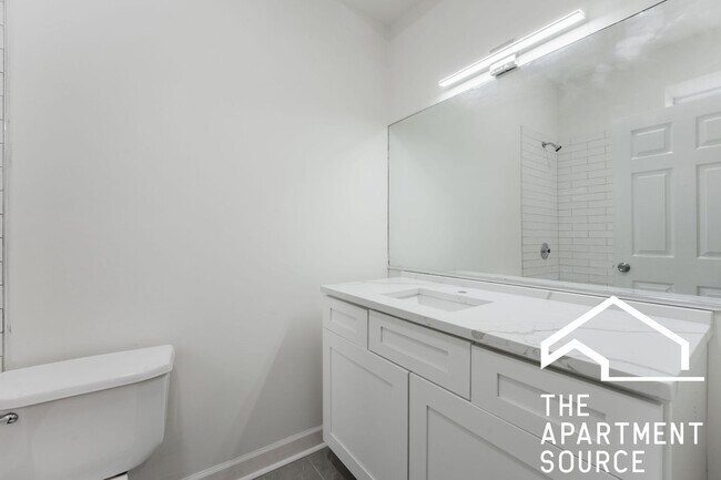 Building Photo - Huge 3 bedroom Unit in Logan Square