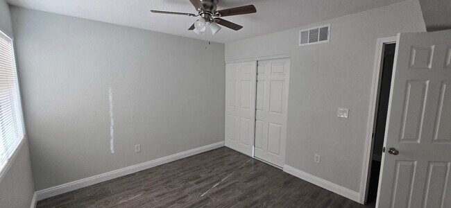 Building Photo - 1405 E Vegas Valley Dr