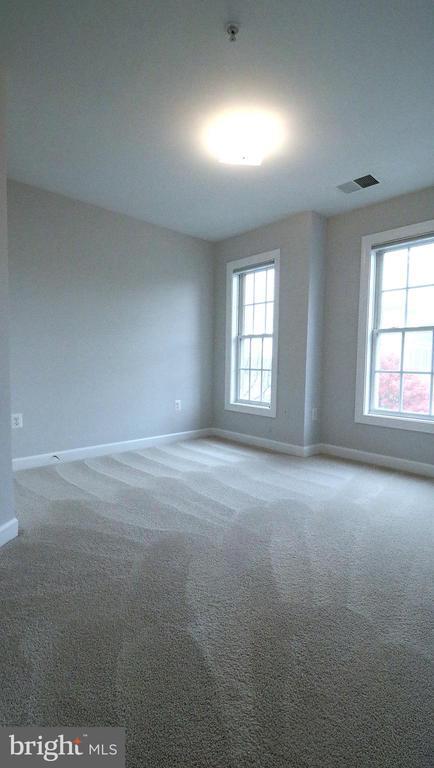 Building Photo - 7228 Fair Oak Dr