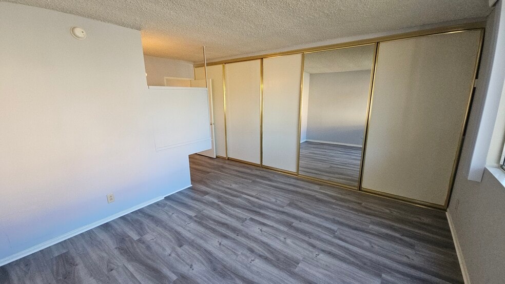 Building Photo - Burbank Oaks Apartments