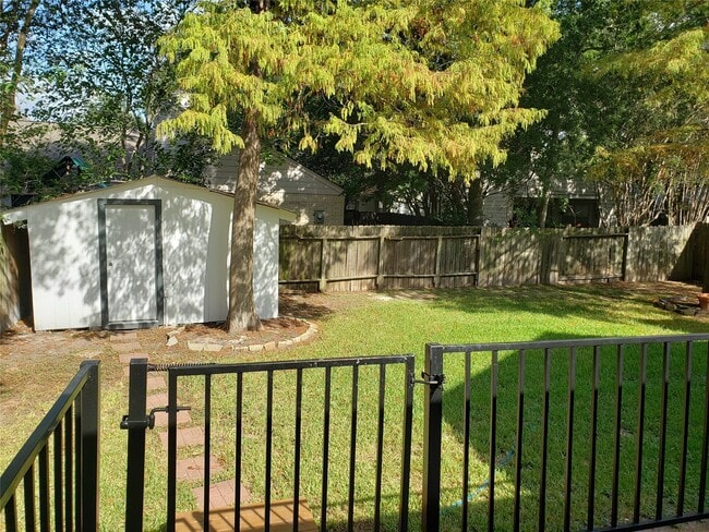 Building Photo - 3922 Green Crest Dr