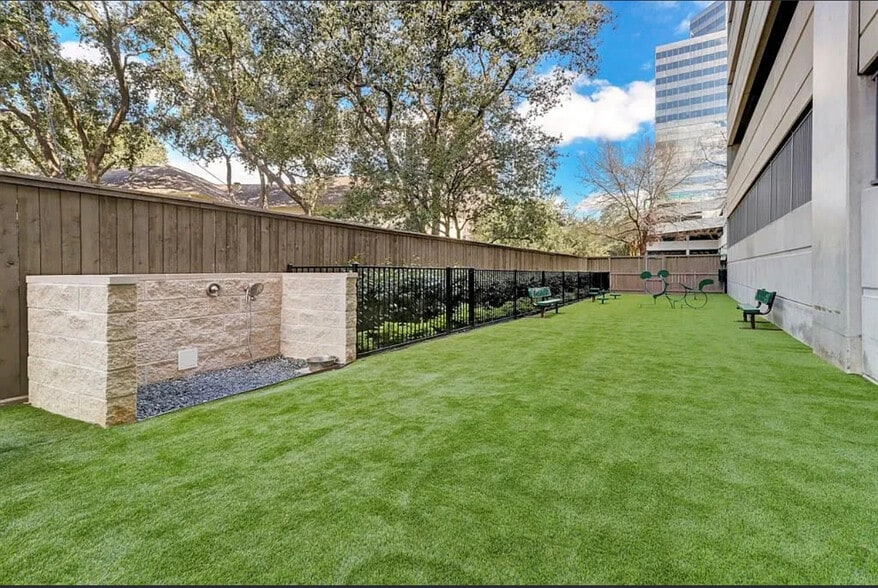 Building Photo - 1901 Post Oak Blvd