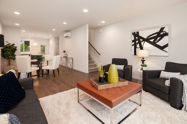Building Photo - 4Bd/3.5Ba Shoreline Townhome