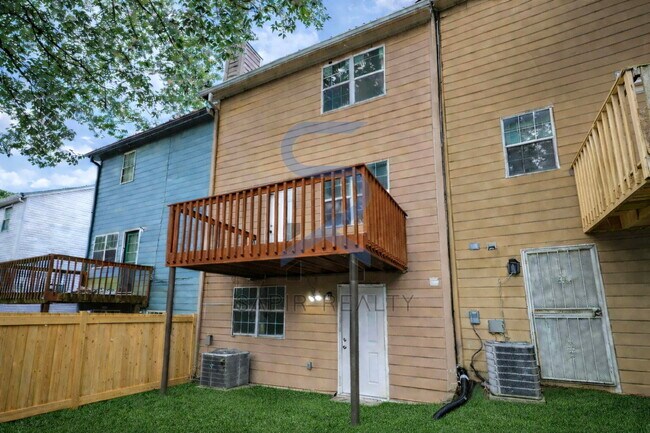 Building Photo - Move-In Ready & Freshly Updated – Stylish 2 Beds,2.5 Bath in the Heart of Cobb