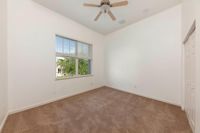 Building Photo - 3569 SW Sawgrass Villas Dr