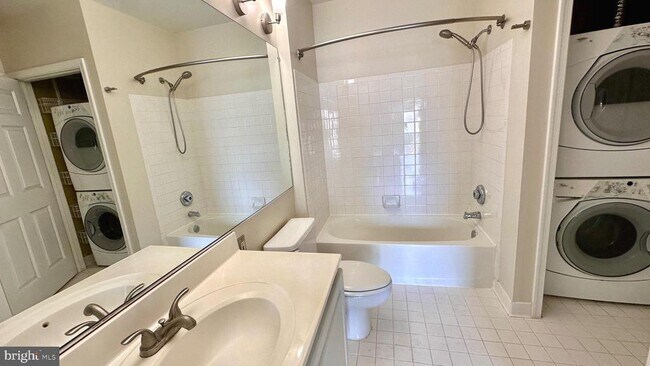 Building Photo - 7011 Falls Reach Dr