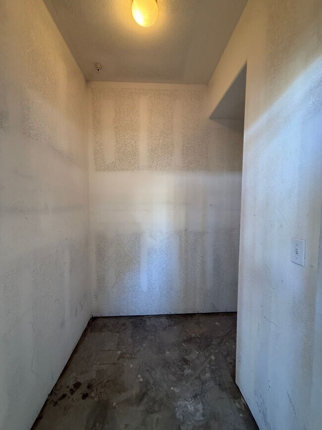 Building Photo - Centrally Located Downstairs Condo in the Oak Creek Villas