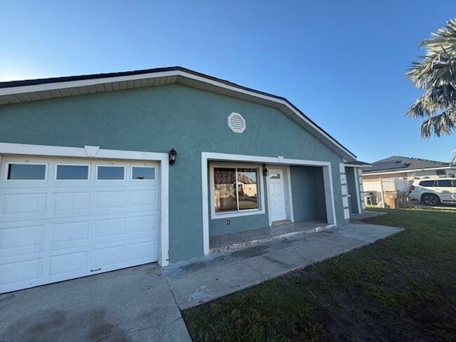 Building Photo - Beautiful single family Home.