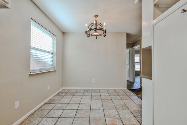 Building Photo - Spacious and Gorgeous 3/2 in Northwest Lub...