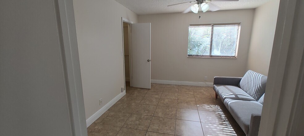 Building Photo - 2846 S University Dr