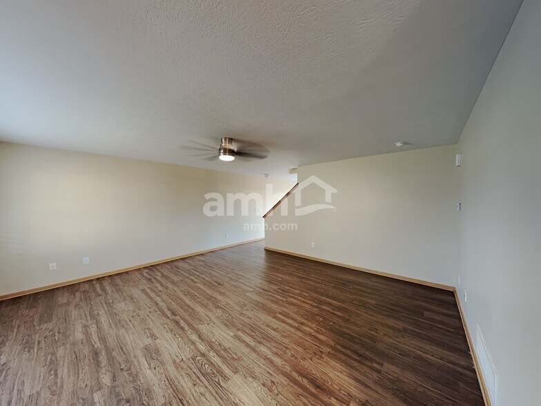 Building Photo - 69 Hutchison St