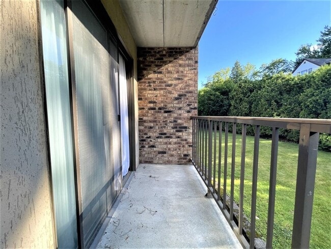 Building Photo - 555 Main St