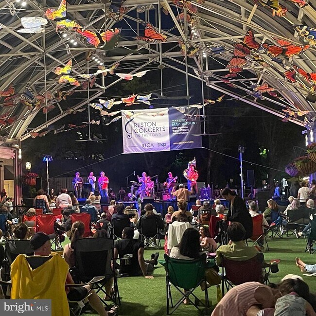 Building Photo - 1701 Lake Shore Crest Dr