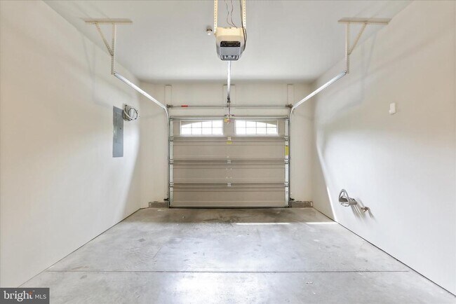 Building Photo - 20 Delano Dr