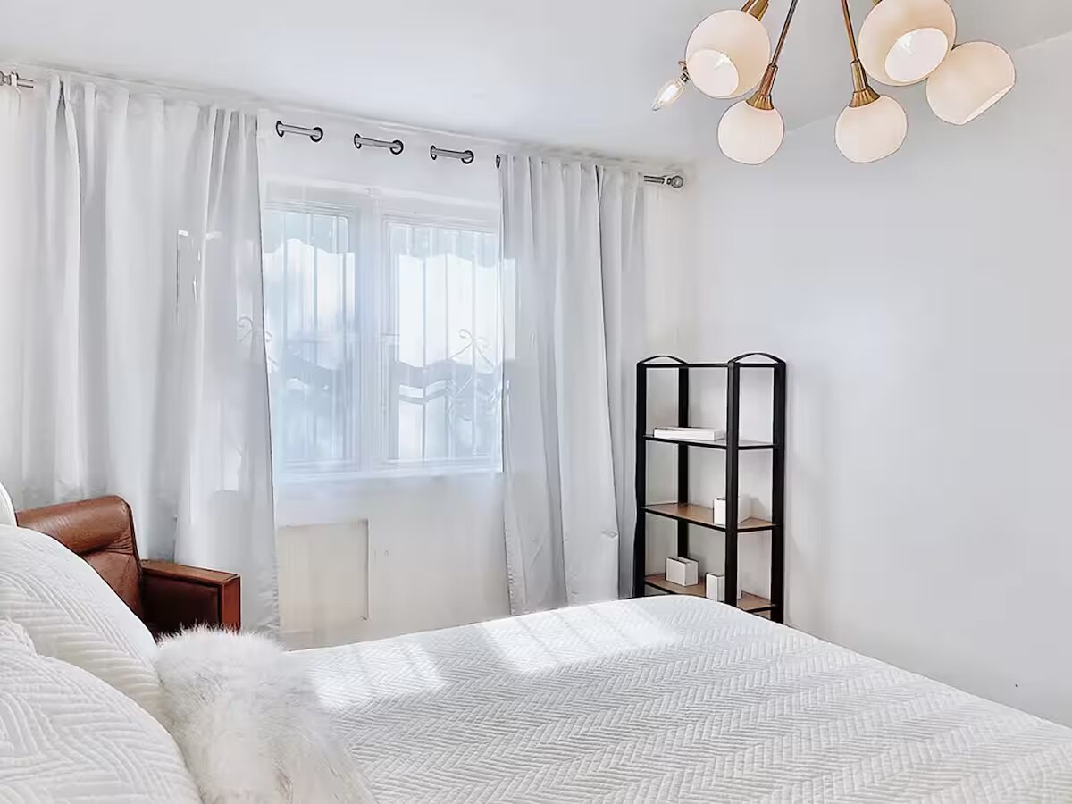 Building Photo - Furnished room/NOT APARTMENT