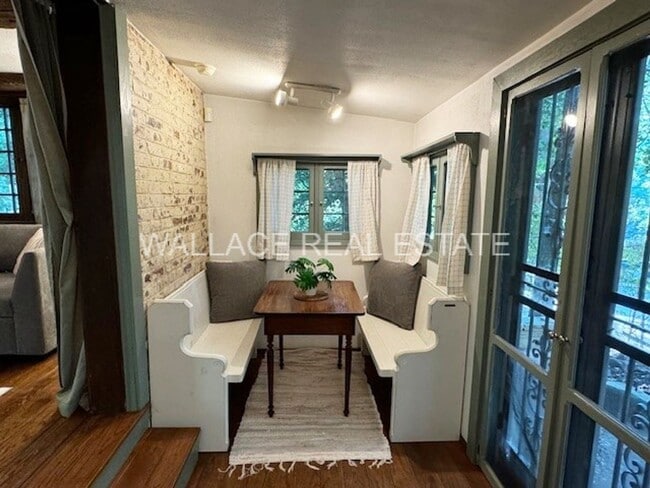 Building Photo - COZY 1 BEDROOM FULLY FURNISHED COTTAGE IN ...