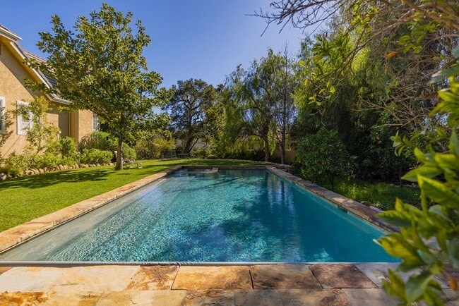 Building Photo - East End Hideaway