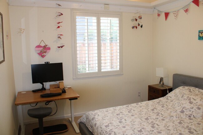 Building Photo - Gorgeous Single Story 3 Bedroom, 2 Bath wi...