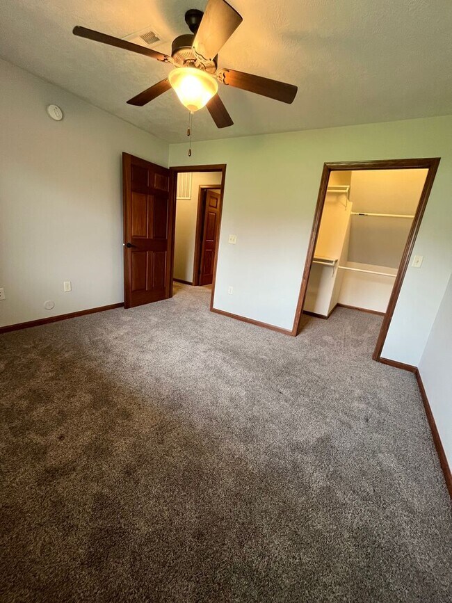 Building Photo - Ground Floor 2 Bed Condo with Attached Garage!