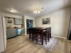 Building Photo - 2808 Iris Dr
