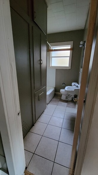 Building Photo - 428 W Wardville St