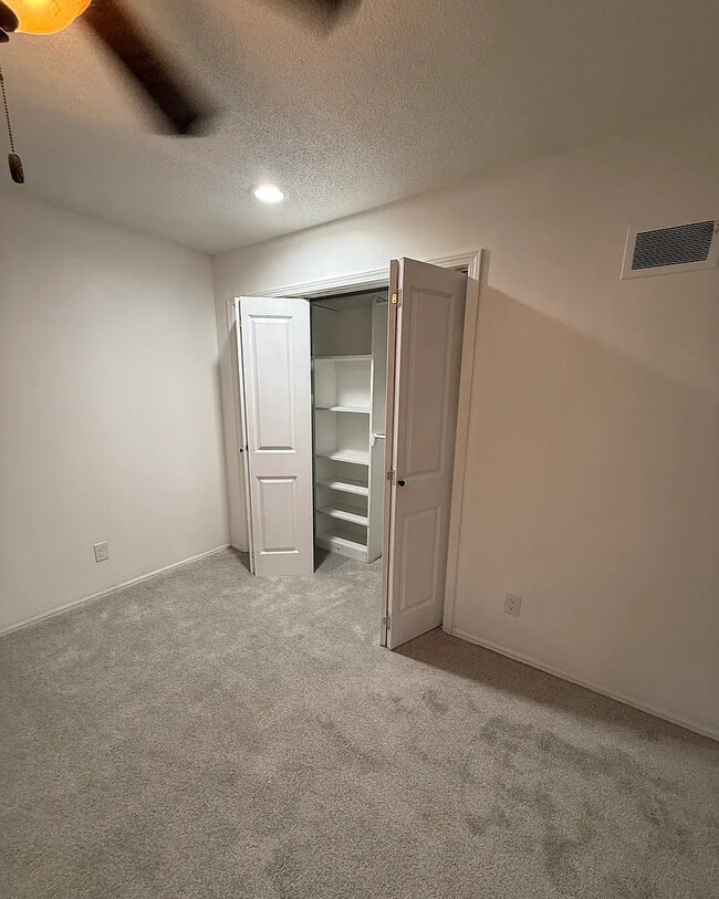 Building Photo - 520 S Meadowbrook Ln