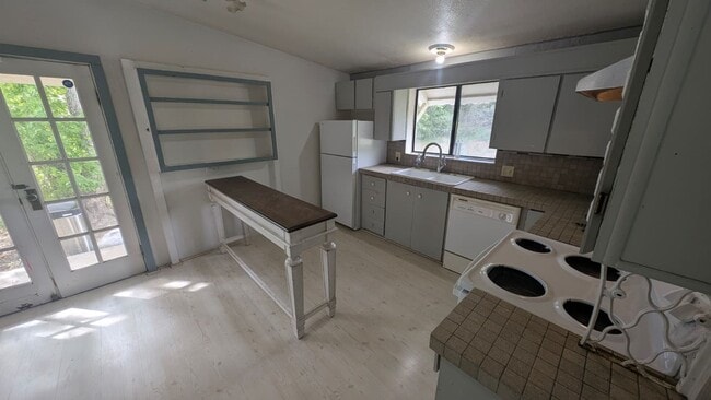 Building Photo - Trinidad Rental