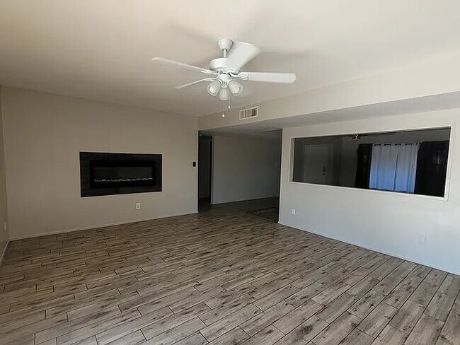Building Photo - Stunning 4-bedroom home with pool