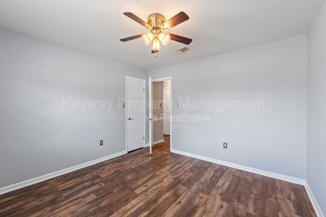 Building Photo - 3933 Miramar Dr Ext