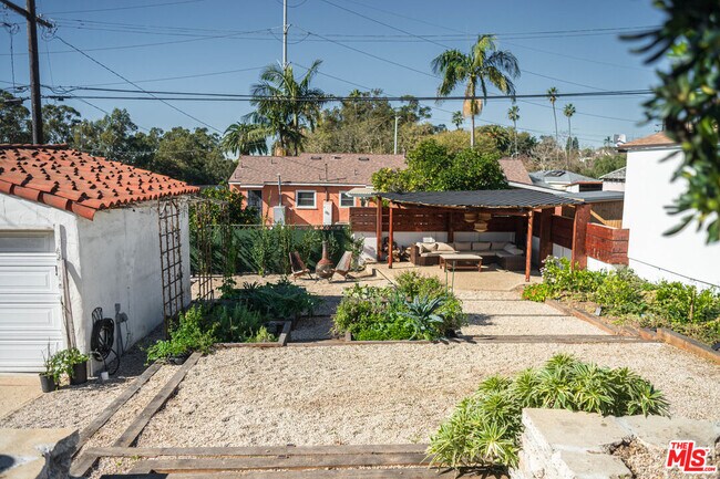 Building Photo - 6101 S Mansfield Ave