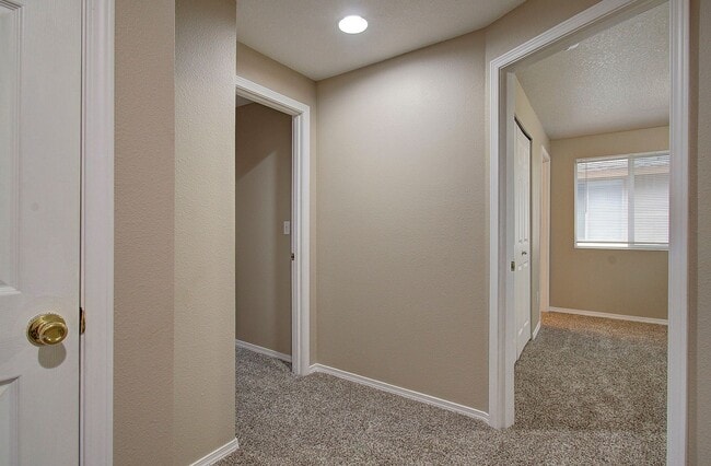 Building Photo - WOODLAND 3 BEDROOM, 3 BATH BEAUTY!