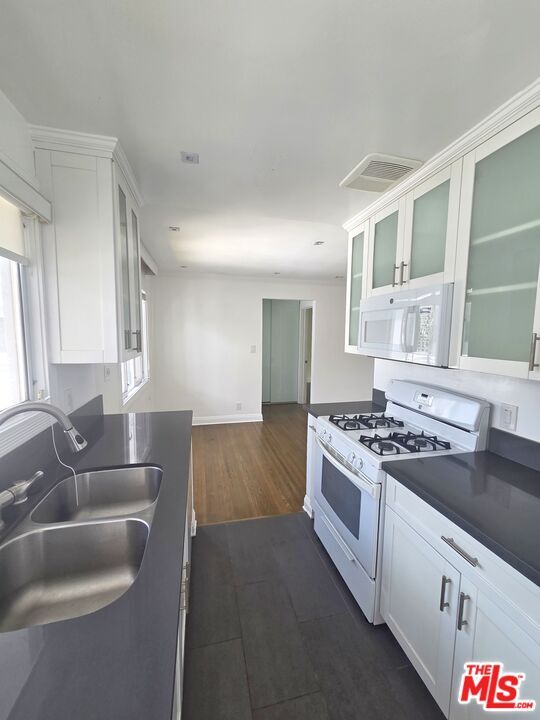 Building Photo - 134 San Vicente Blvd