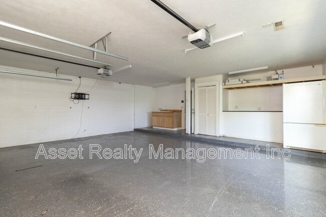 Building Photo - 2084 Allenridge Dr