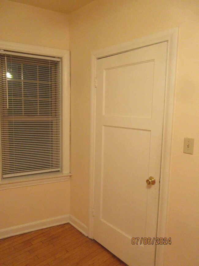 Building Photo - Available August 2025 Large Remodeled 1 Be...