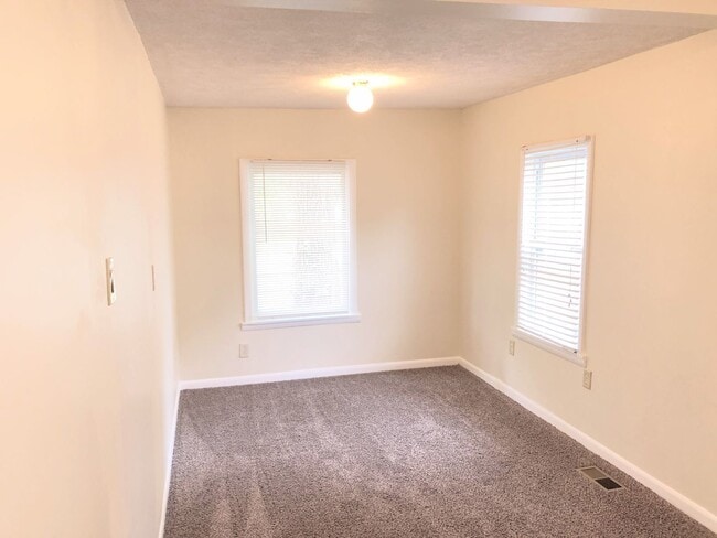 Building Photo - 3 bed, 1 bath Home