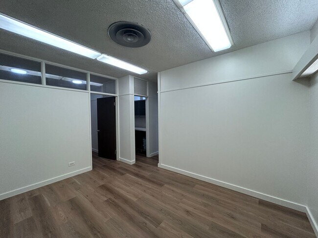 Building Photo - Prime Office Space for Rent in the Kaimuki...