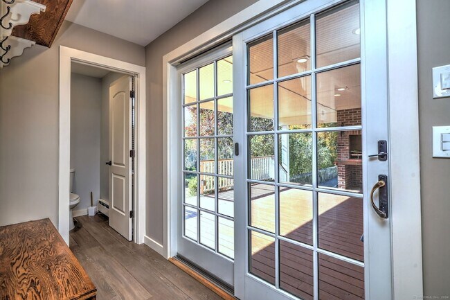 Building Photo - 1591 Huntington Turnpike