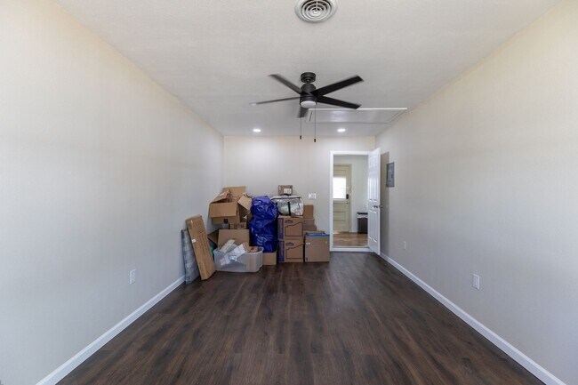 Building Photo - 633 S La Salle Dr