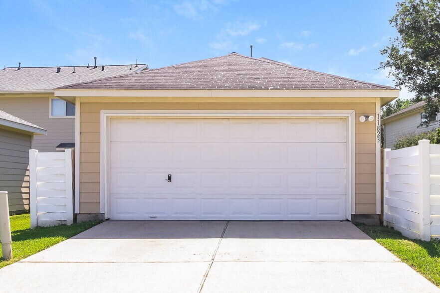 Building Photo - 11823 Princess Garden Way